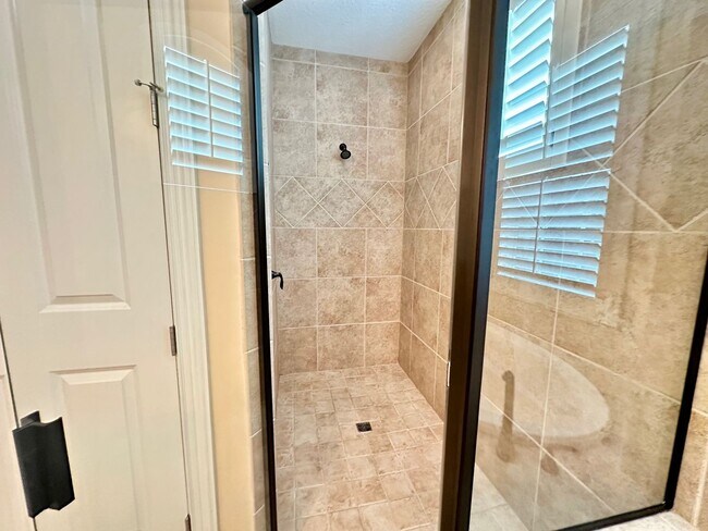 Building Photo - Gated Community! Walking Distance to the B...