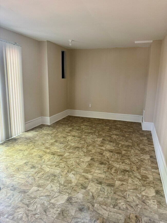 Building Photo - Spacious 3 Level Stafford Townhouse