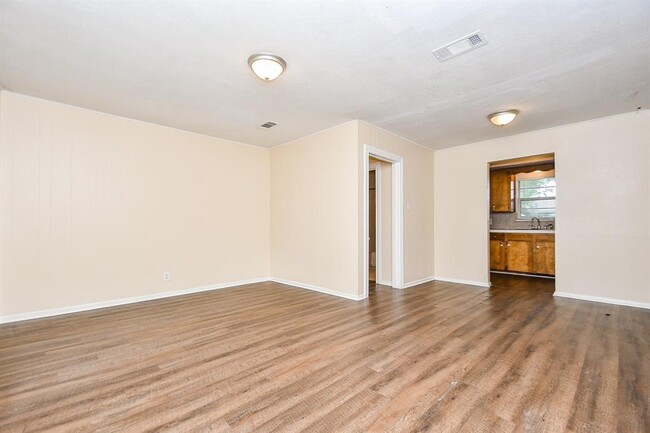 Building Photo - 225 17th Ave N