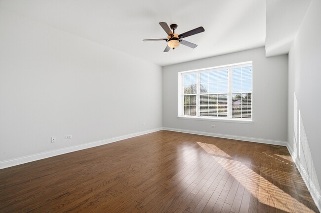 Building Photo - 2700 Summit Dr