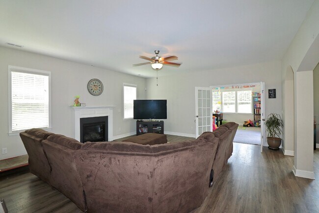 Building Photo - "Spacious 4-Bedroom Gem with 3.5 Baths and...