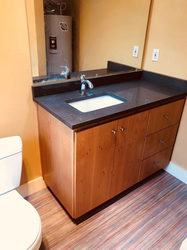 Building Photo - 1 Bed/1 Bath Corner Unit in Historic Building - Harriman Stret