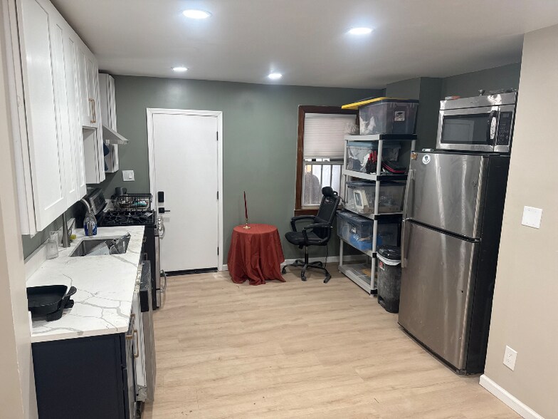 Building Photo - 514 S Longwood St