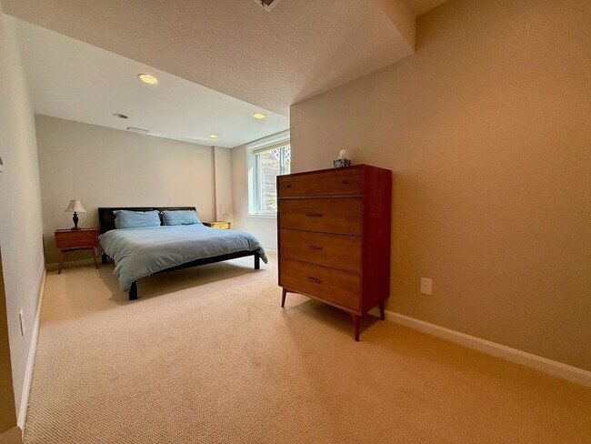 Building Photo - Furnished or Unfurnished: Updated 4 Bed 3....