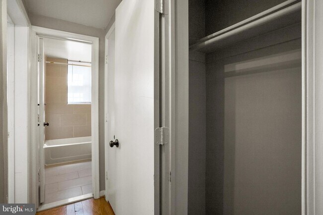 Building Photo - 1721 Queens Ln