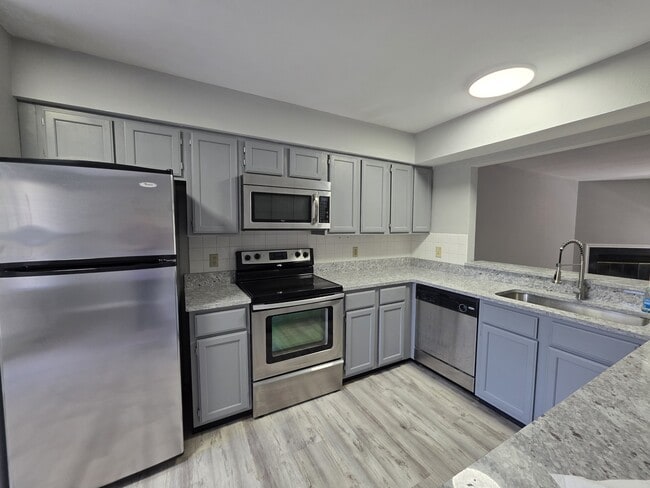 Building Photo - 813 Forest Trace Dr