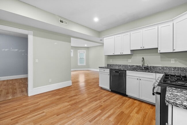 Building Photo - 25 Howes St