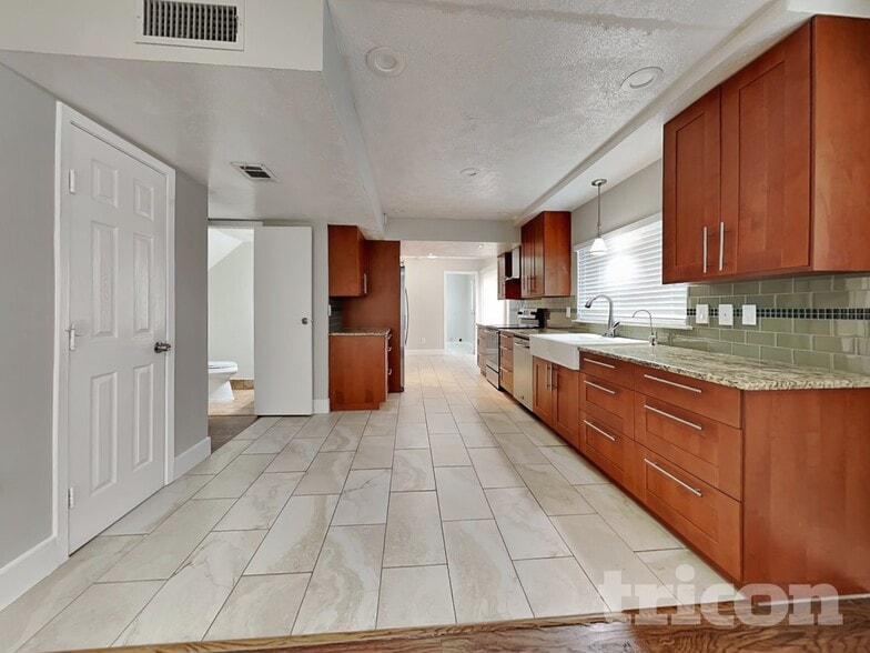 Building Photo - 3702 Deerbrook Dr