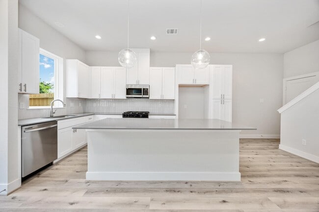 Building Photo - 318 Charlock St