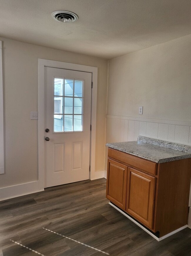 Building Photo - Full remodel on this beauty!