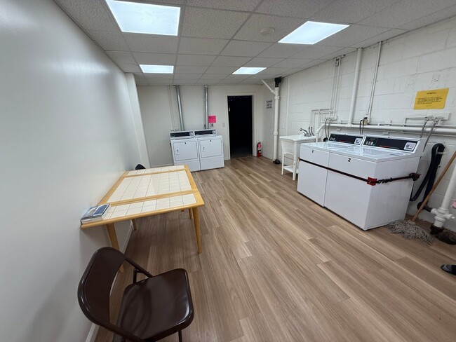 Building Photo - Beautifully-Maintained 1-Bedroom & Central...