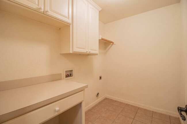 Building Photo - Beautiful Traditional Home on Over an Acre in Weatherford!