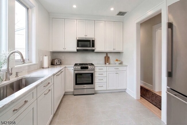 Building Photo - 10 Lincoln St