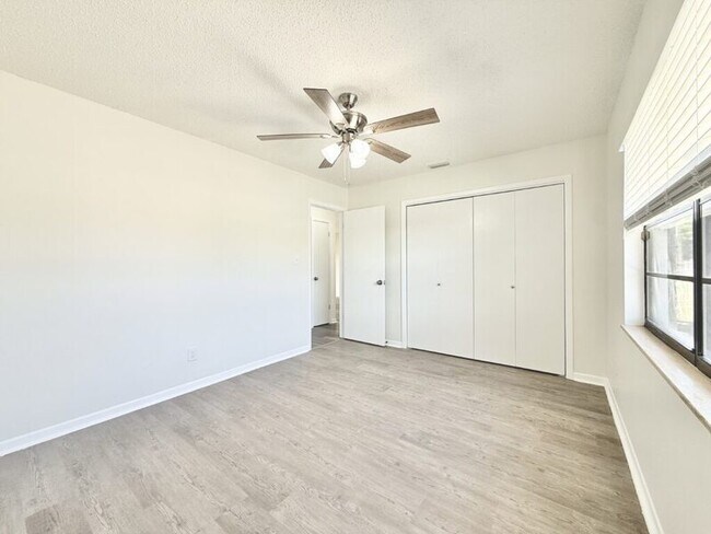 Building Photo - 5212 Peach Ave