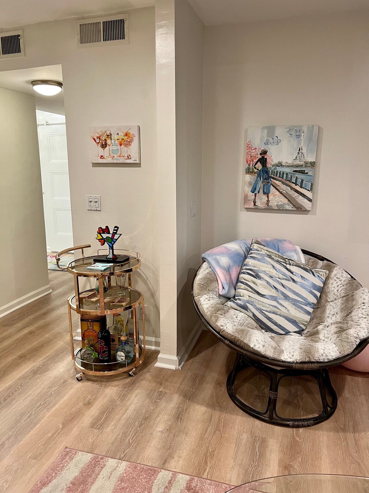 Living room - 911 N Kings Rd