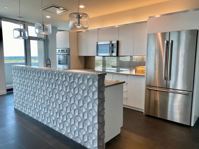 Building Photo - Luxury 2 Bed 2.5 Bath Condo in Central OKC