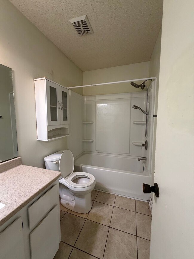 Building Photo - FOR RENT