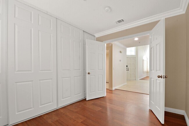 Building Photo - Stunning 4BR/3BA in Central Park Featuring Main-Level Bedroom & Bath!