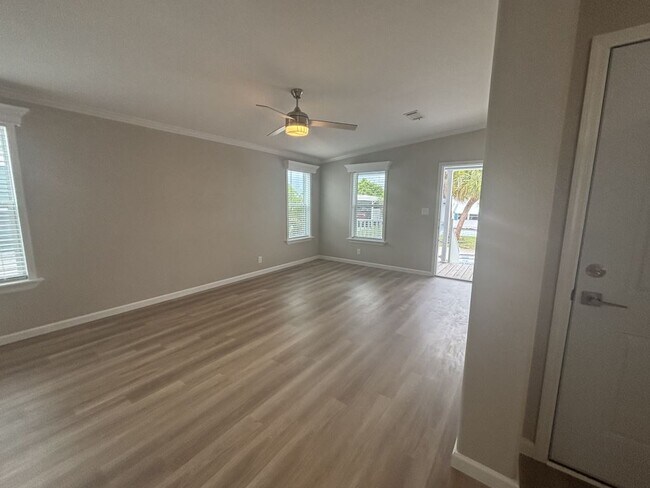 Building Photo - 934 Cayman Ave W