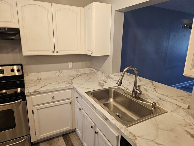 Building Photo - East Side 2 Bed 2 Bath Condo, Near Full Sa...