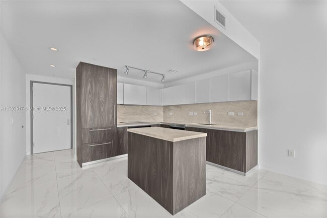 Building Photo - 3131 NE 7th Ave