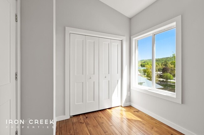 Building Photo - Beautiful Two-Bedroom Compact Cottage in S...