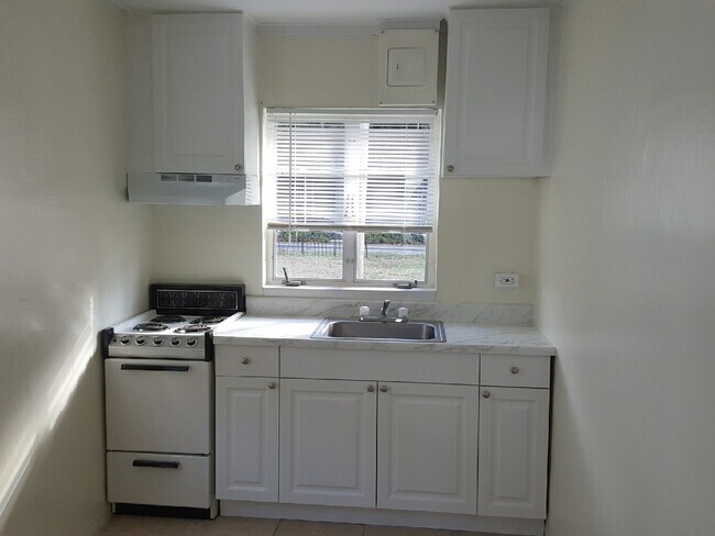 Building Photo - 2424 S Lake Letta Dr