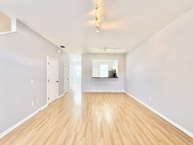 Building Photo - 724 4th Ave