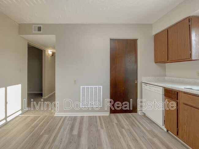 Building Photo - 4711 Gladstone St