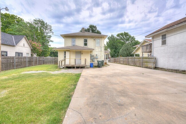 Building Photo - 440 Elm Ave