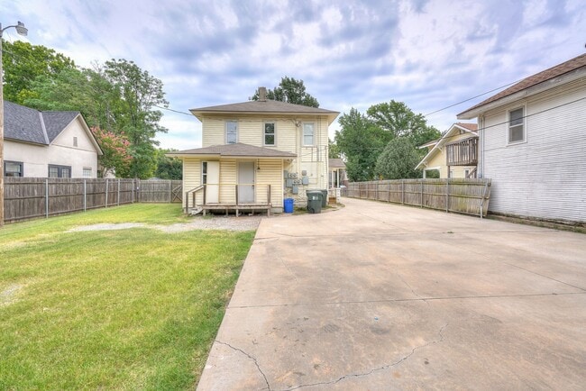 Building Photo - Renovated 3-Bed Gem Minutes from OU & Camp...
