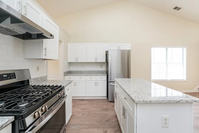 Building Photo - 1421 Fall River Dr