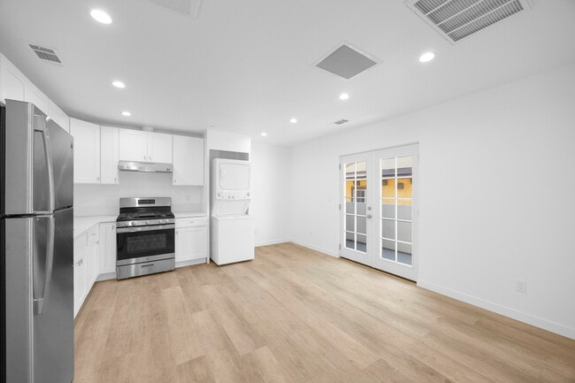 Building Photo - 308 N Catalina Ave