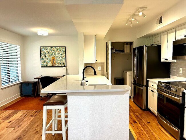 Building Photo - Furnished/Updated 1 Bed/1 Bath Condo- Close to Sullivan's Island