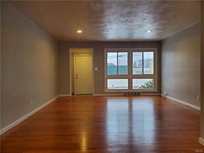 Building Photo - 1125 Salt Springs Rd