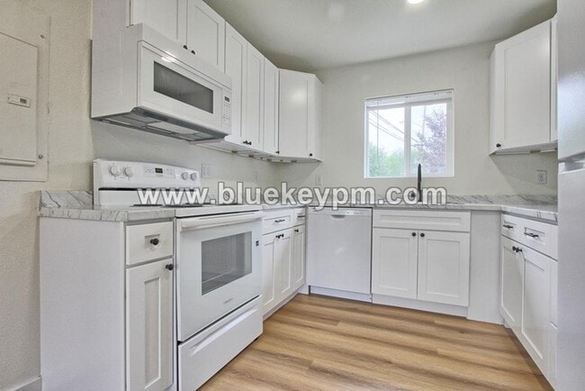 Building Photo - 2 Bed, 1 Bath Duplex Unit on Main Street in Washougal