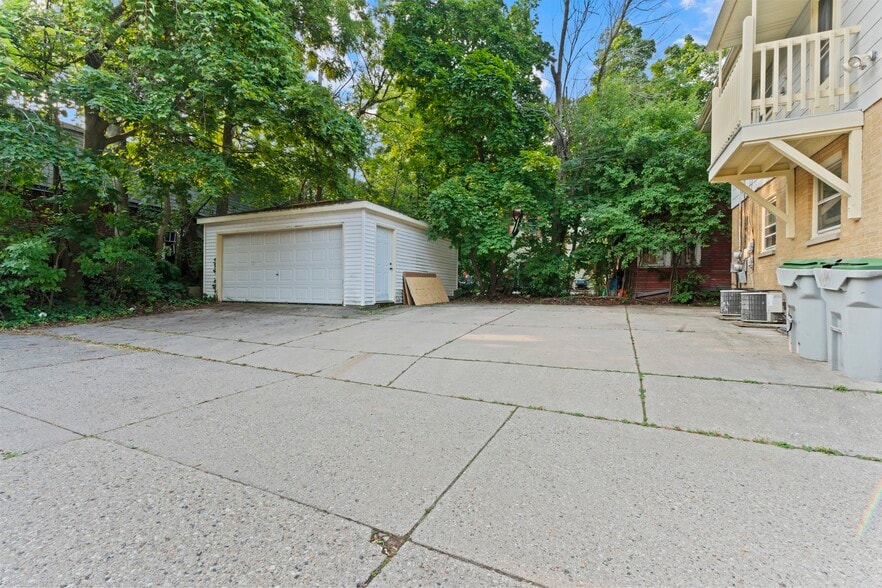 Building Photo - 3216 N Downer Ave