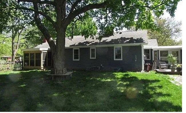 Building Photo - AVAILABLE AUGUST 2025 - Cozy 3 BR Home Clo...