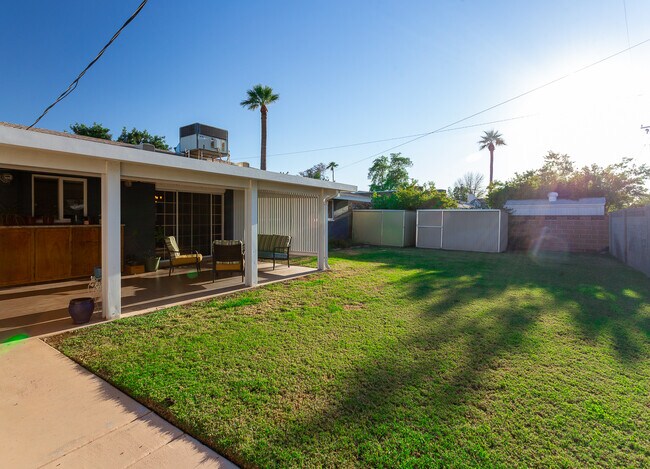 Building Photo - 2040 W Cambridge Ave