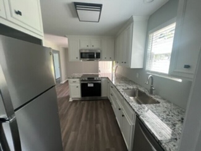 Building Photo - 1800 Acker Dr
