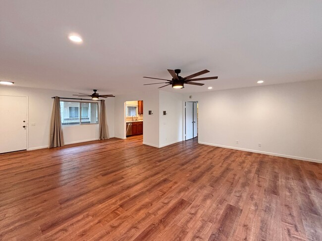 Building Photo - Beautiful 2B 2BA Condo in Bay Park w/ AC &...