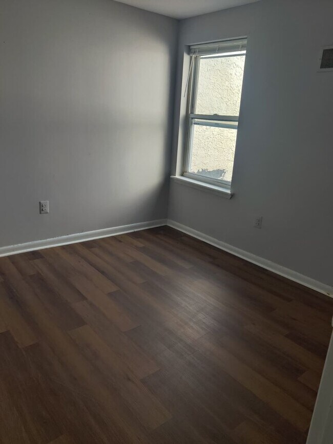 Building Photo - 922 Belmont Ave