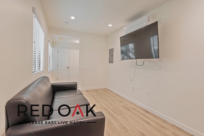 Building Photo - Beautiful One Bedroom with Recessed Lighti...