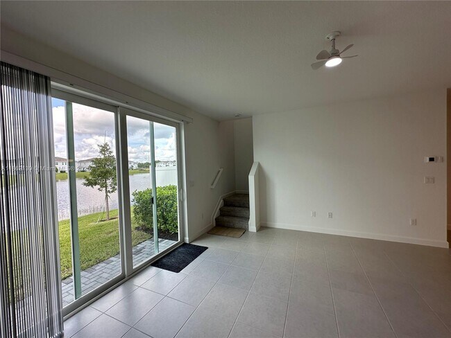 Building Photo - 402 SE Crossoak Ln