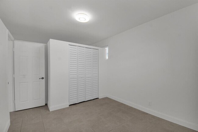 Building Photo - 1116 S 17th Ave