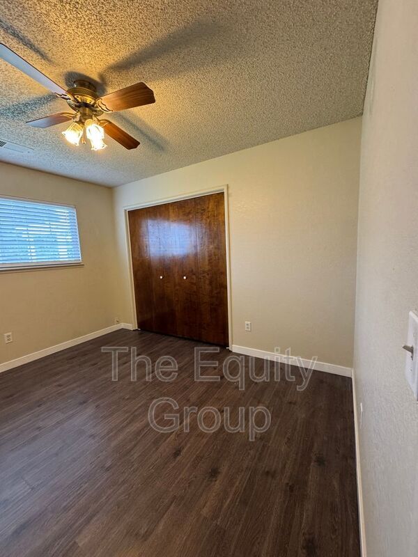 Building Photo - 1009 W Laura Ave