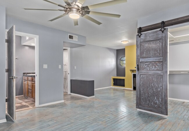 Building Photo - 5722 E Windsor Ave