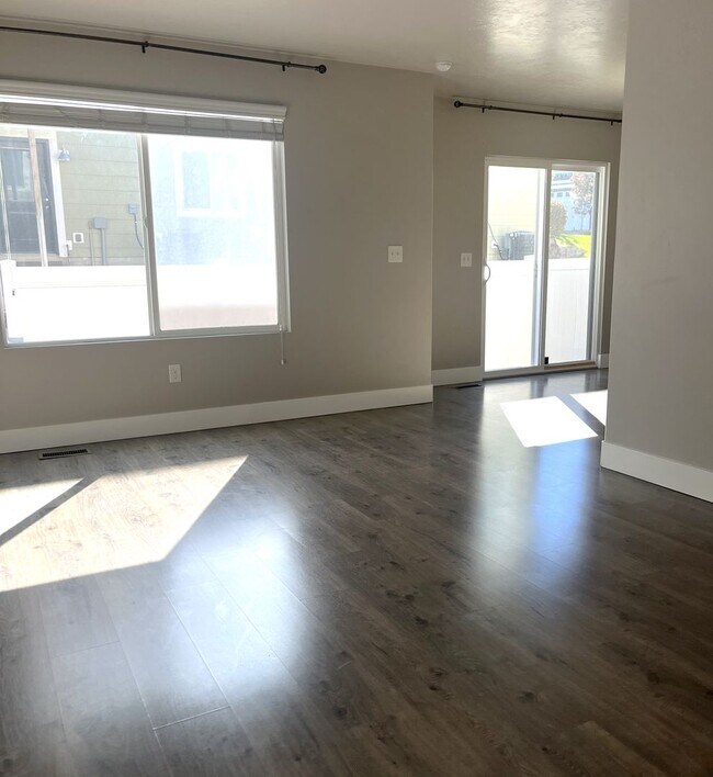 Building Photo - Beautiful 3 Bedroom Townhome in Bluffdale