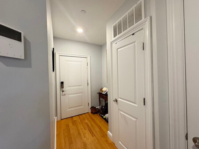 Building Photo - 214-216 E Eagle St