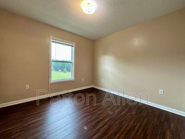 Building Photo - 8 Zell Ln